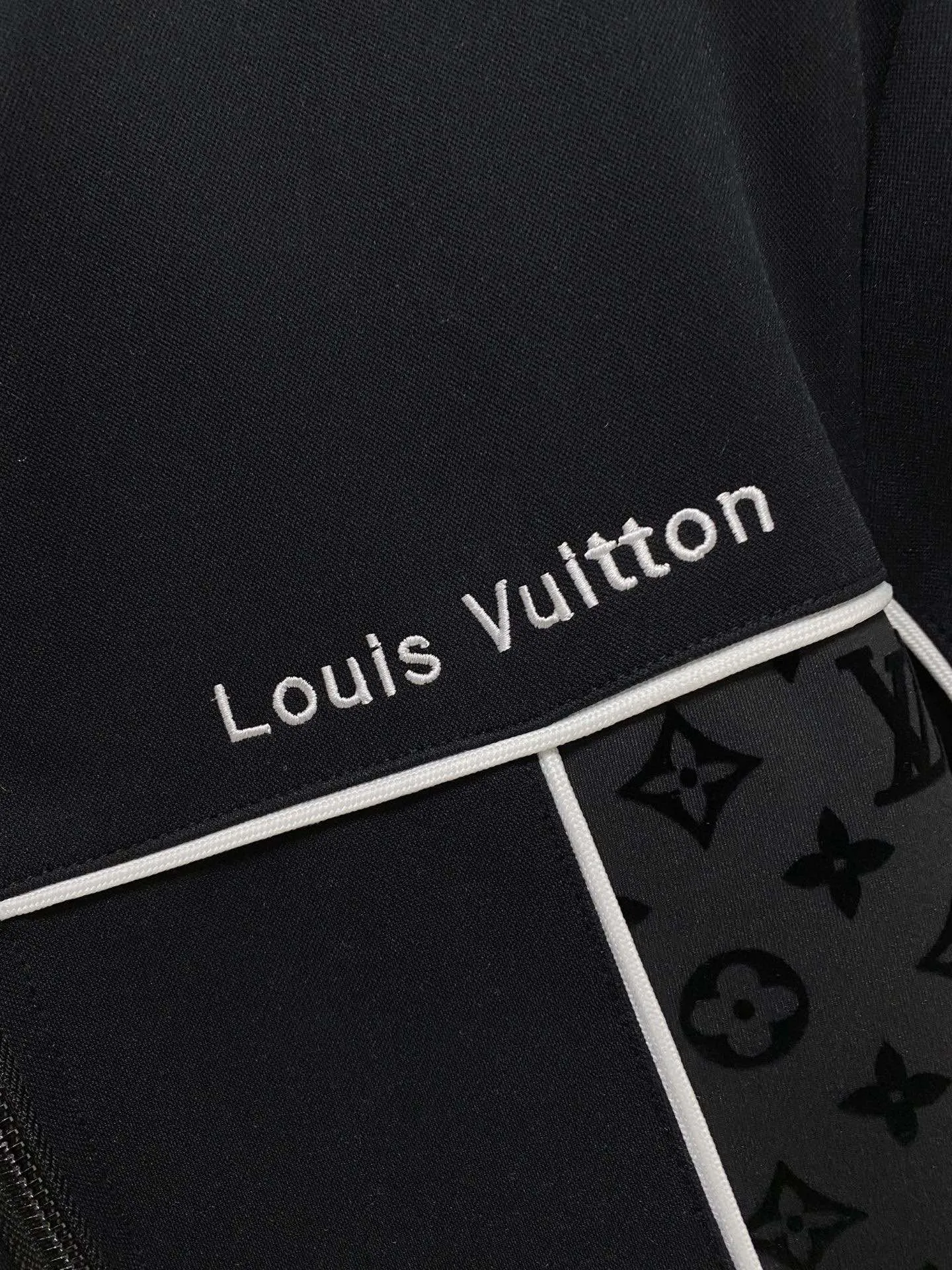 🅿️720 [LV Louis Vuitton] hot-selling suit is coming. Focus on the original version of the official website. 2025 new hot-selling cardigan and sweatshirt suit. The original order is the best. 🇭🇰The meticulous work of top designers. It has a fitting and perfect upper body effect. All-natural high-quality Tencel Roman cotton 100%, close-fitting comfort, noble and elegant! Original hardware embodies elegance and nobility! Counter size: M-3XL (maximum wear up to 190 pounds)